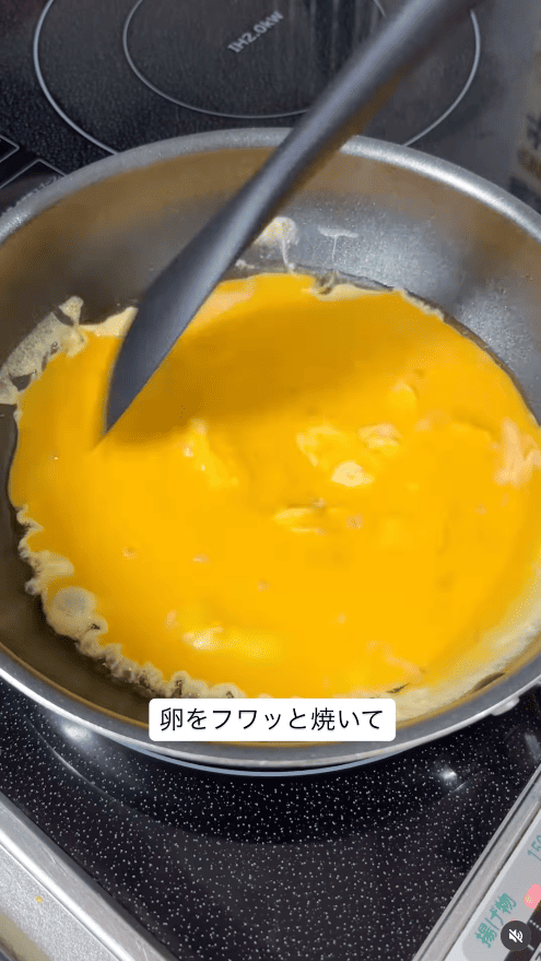 フライパンに油を熱し、卵液を流し入れる