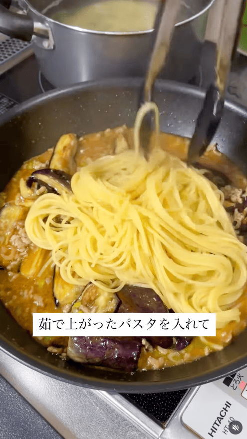 茹で上がったパスタを加える