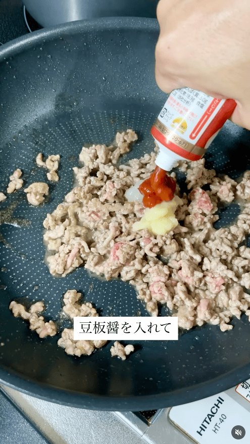 にんにく・しょうが・豆板醤を加える