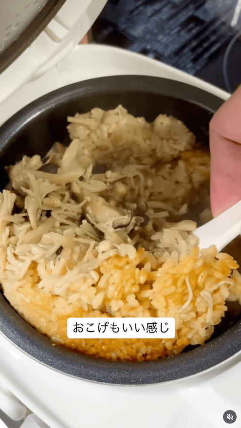 炊き上がったら全体を軽く混ぜ、器に盛り付けて完成