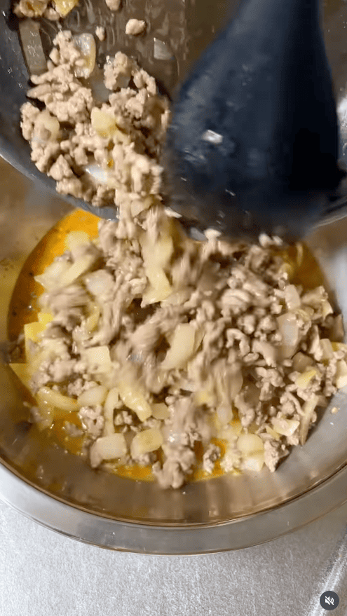 加熱したじゃがいもと炒めた具材を卵液に加える