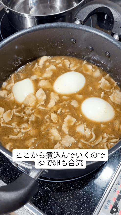 肉に火が通ったら、水・砂糖・醤油・オイスターソース・酢・五香粉・ゆで卵を加える