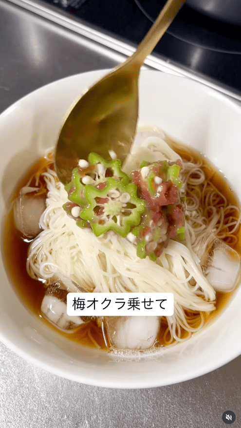 梅オクラを乗せる