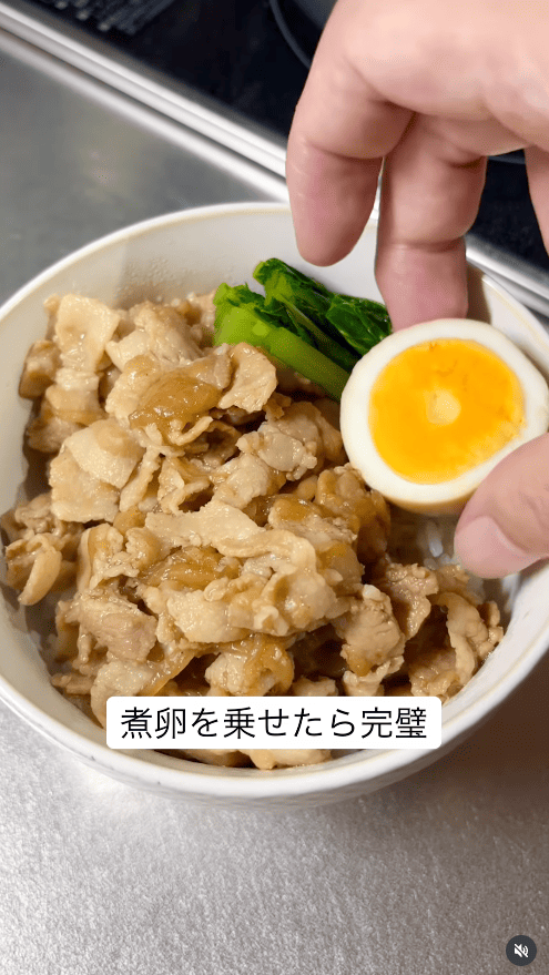 小松菜、煮卵を添える