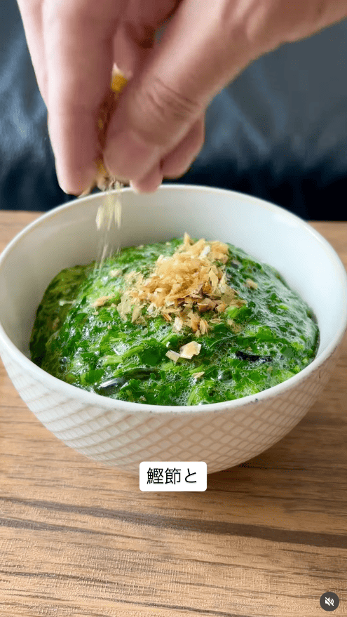 鰹節をパラパラ