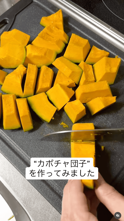 カボチャをひと口大に切る
