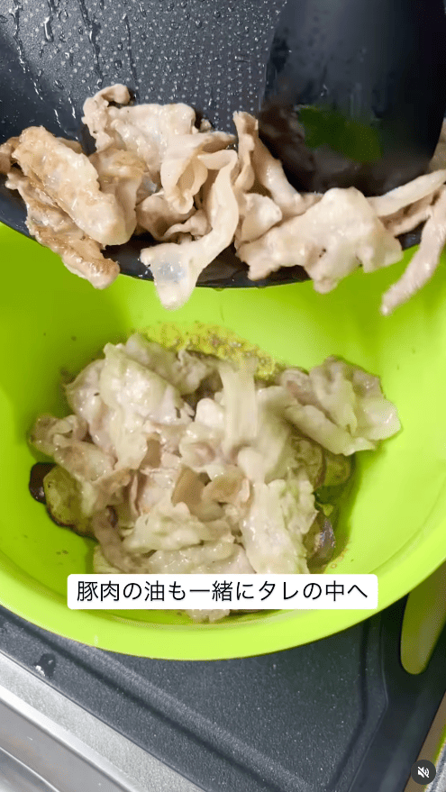 豚肉と出てきた油をそのままタレに加える