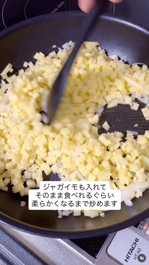 じゃがいもを加え、柔らかくなるまで炒める(レンジで下ごしらえしてもOK)