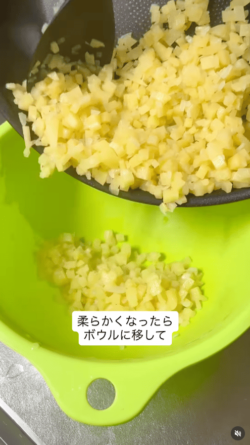 火が通ったじゃがいもをボウルに移す