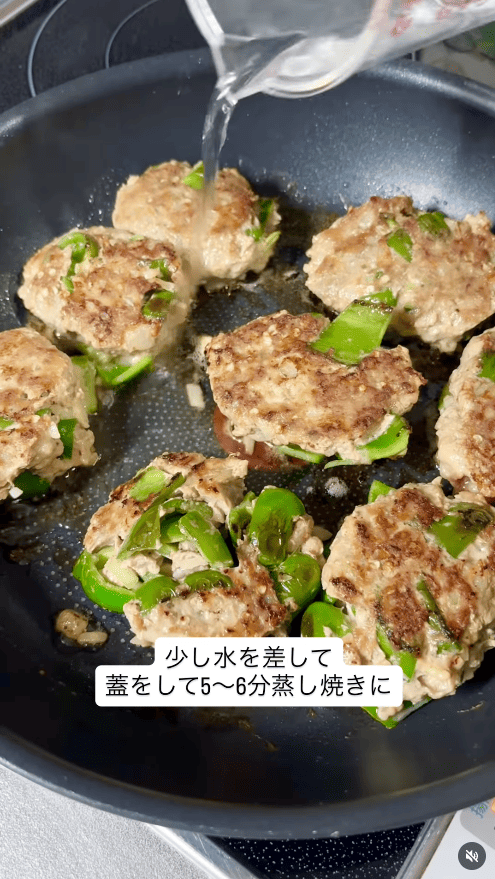 水を少し加えて蓋をし、5~6分蒸し焼きに