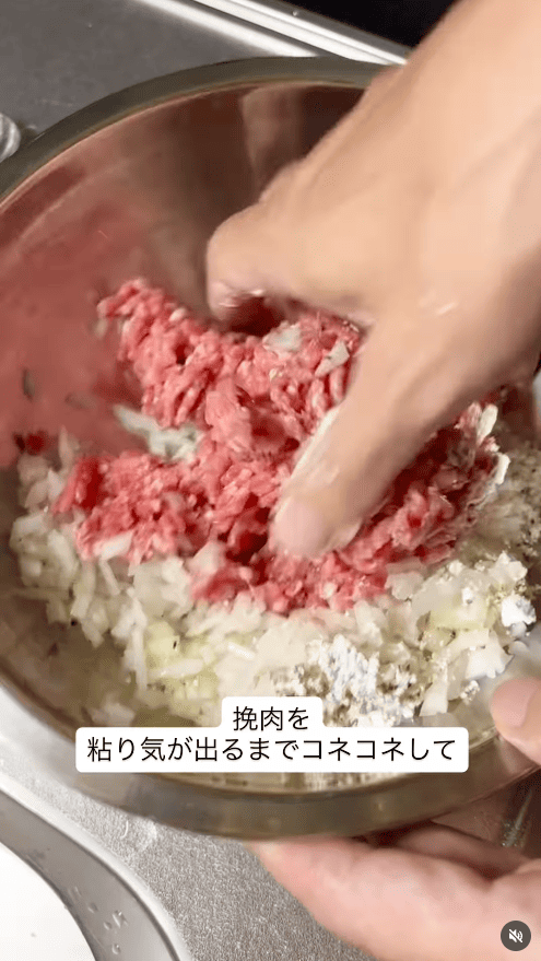 挽肉を粘りが出るまでよく混ぜる